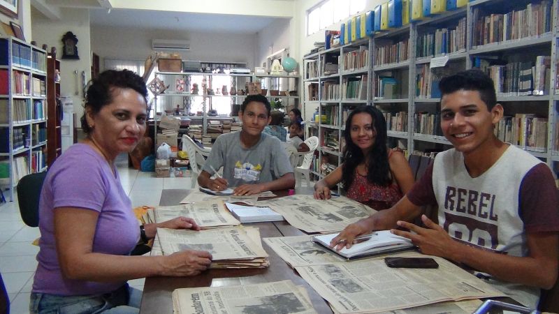 Professora Cláudia Laurido Figueira com alunos do Colégio Álvaro Adolfo da Silveira